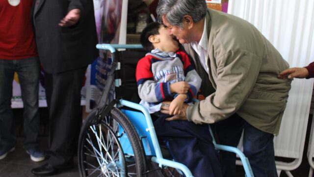 Niños con discapacidad reciben silla de ruedas de Omaped 