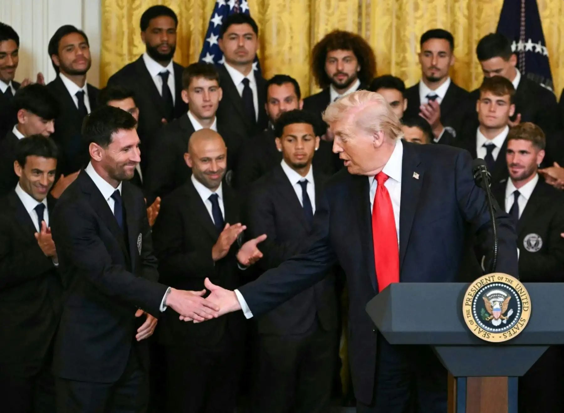 El mandatario estadounidense evitó señalar un favorito para la final de la Copa Mundial, aunque destacó la trayectoria de Lionel Messi y reveló su cercanía con el presidente de Argentina. (Foto de archivo: AFP)