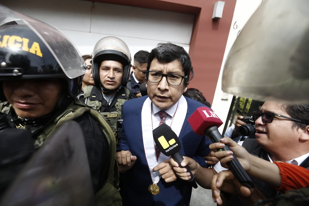 Fiscal Raúl Martínez se retiró sin ofrecer detalles a la prensa. Fotos: Cesar Campos / @photo.gec.