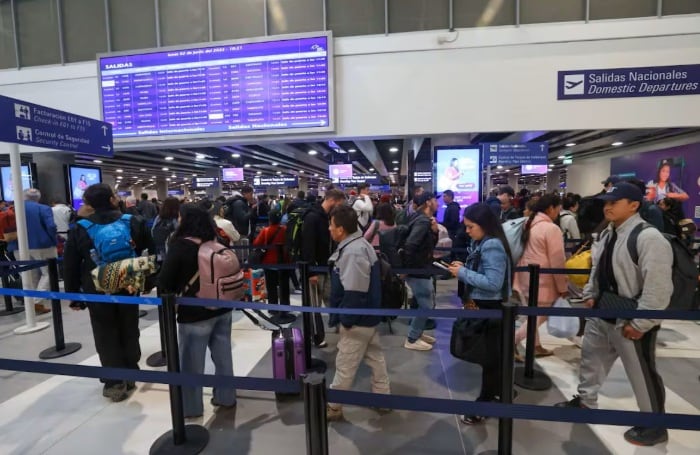 La Segunda Sala Constitucional de Lima revocó la improcedencia de la demanda presentada por Proturismo y ordenó que se evalúe el fondo del caso sobre la tarifa aplicada a pasajeros en conexión internacional.