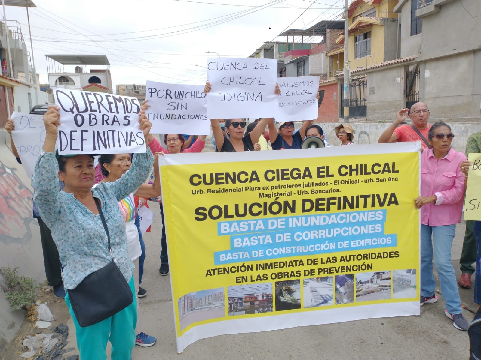 Los pobladores también exigen a la EPS Grau la solución al problema del desagües, cuyas redes colapsan de manera continua