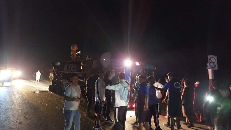 Ómnibus de la empresa Vía Costa se volcó tras chocar contra un auto en el sector de Sechín.