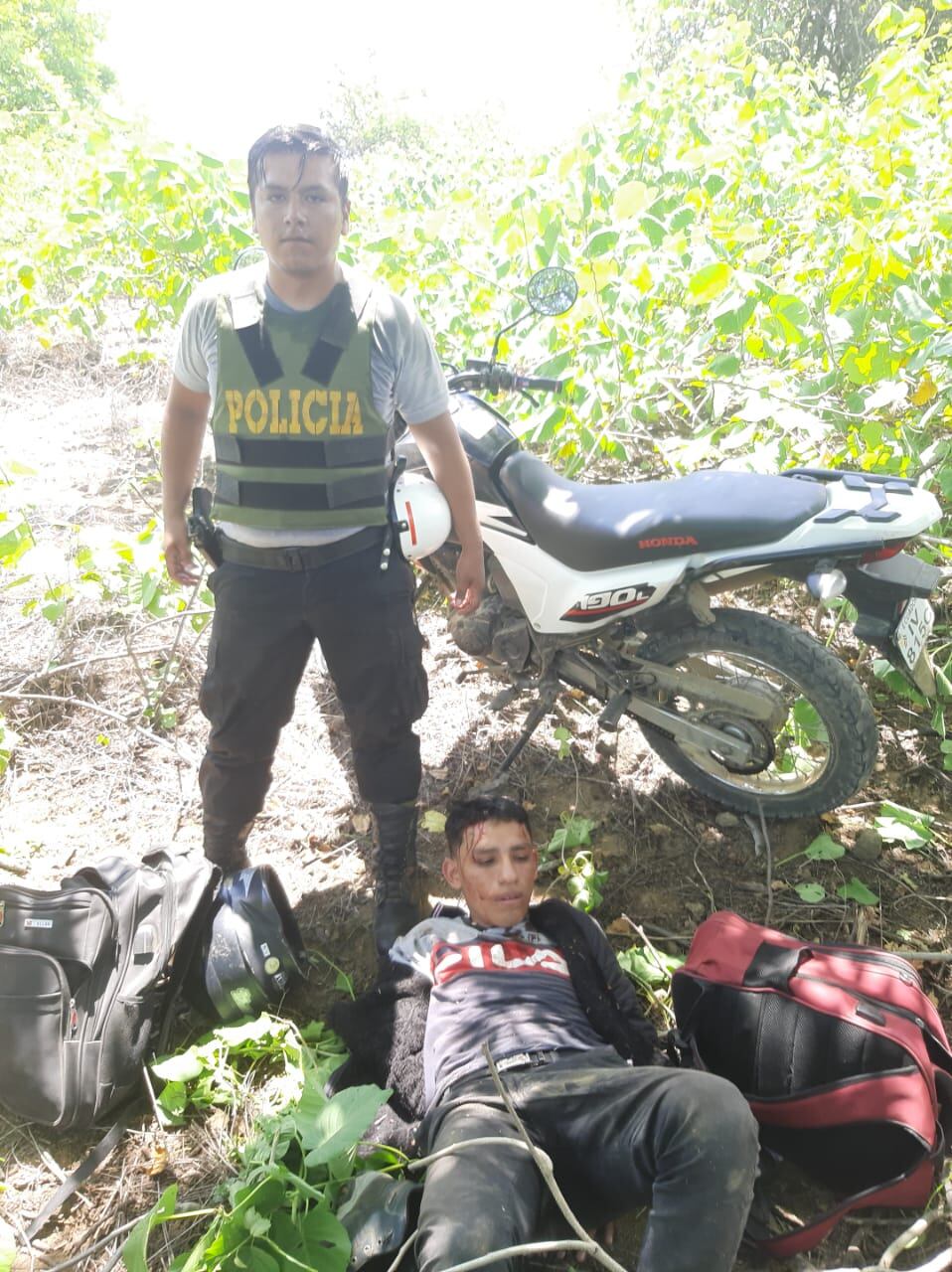 Su cómplice huyó entre los matorrales, realizando varios disparos al aire para evitar ser capturado por la Policía