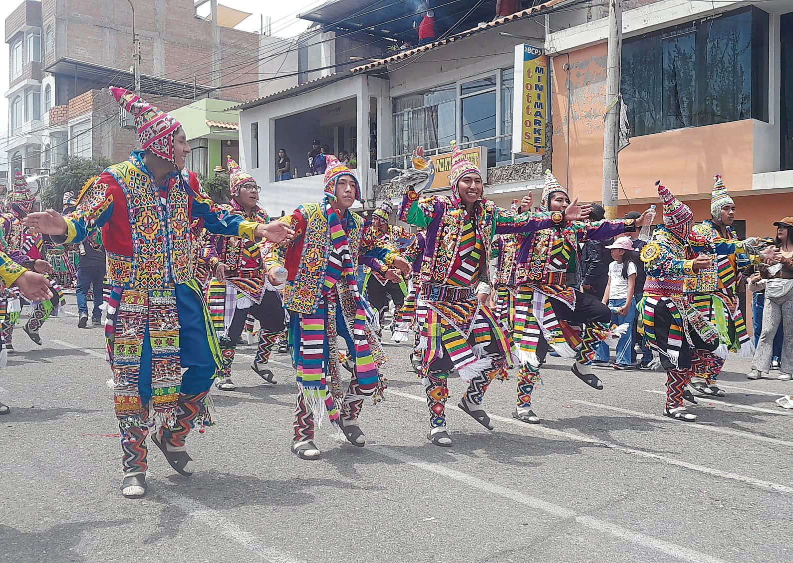 Bailaron por varias cuadras para despedir los carnavales. Foto: GEC.