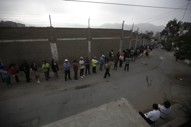 Se apertura las mesas de sufragio en el colegio San Luis Gonzaga de SJM, personas aún tienen quejas por el trabajo del personal de ONPE (Fotos: Julio Reaño/@photo.gec)