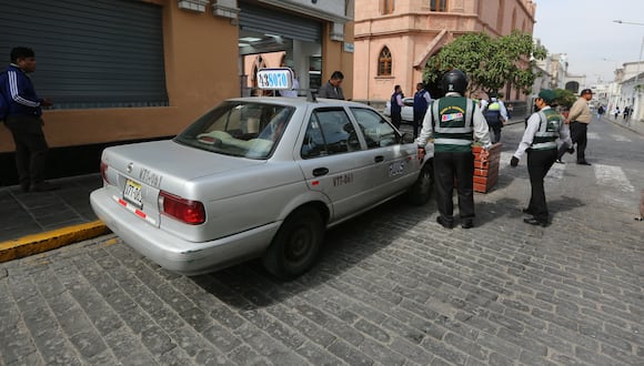 Inspectores en intervención a vehículo de servicio de taxi. Foto: Leonardo Cuito.