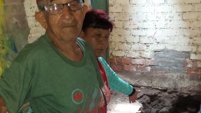 Tubería de alcantarillado inunda vivienda de anciano en Pisco