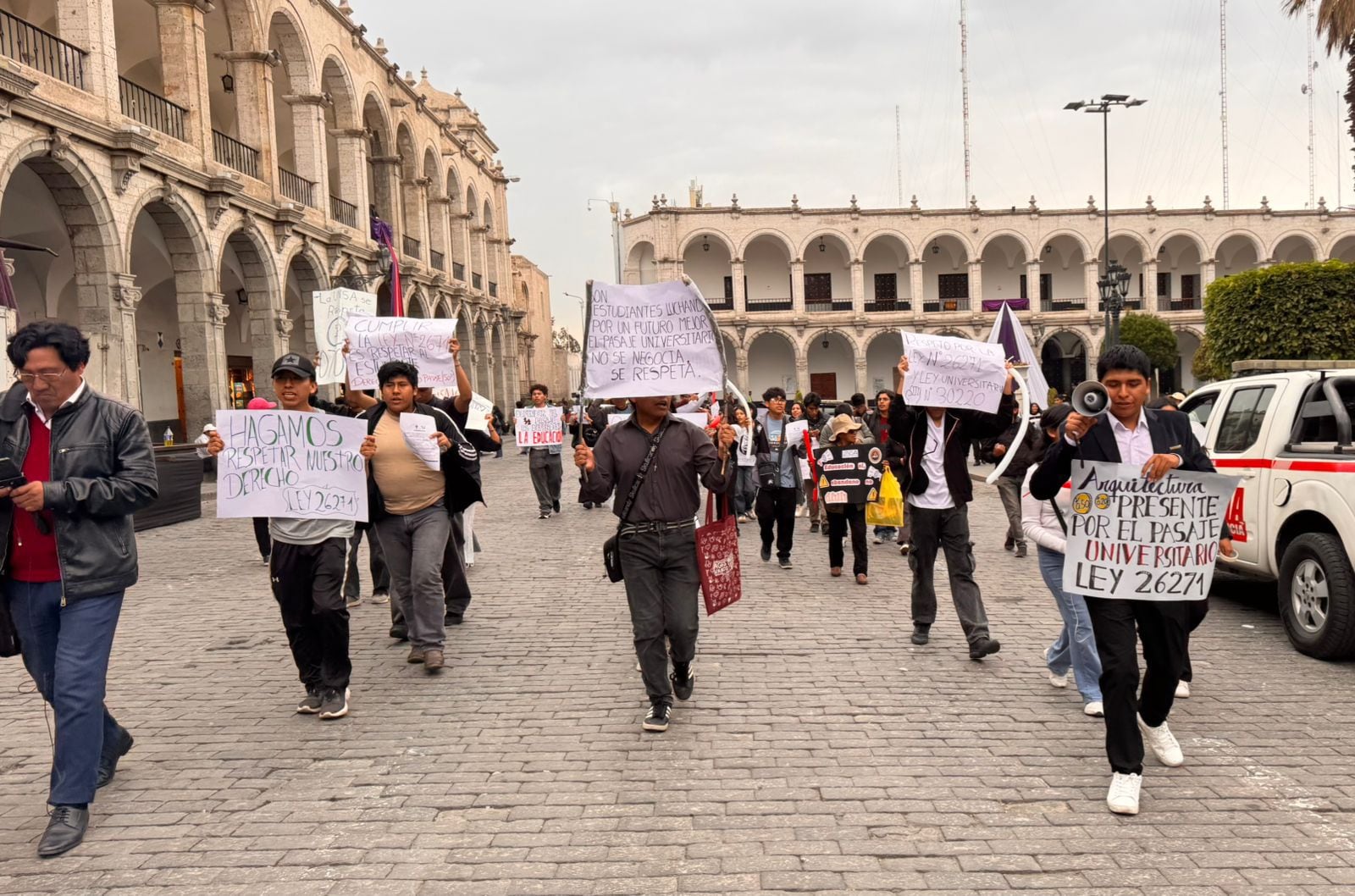 Estudiantes de Arequipa protestan para exigir el cumplimiento del pasaje universitario (Foto: Iletrados Noticias)