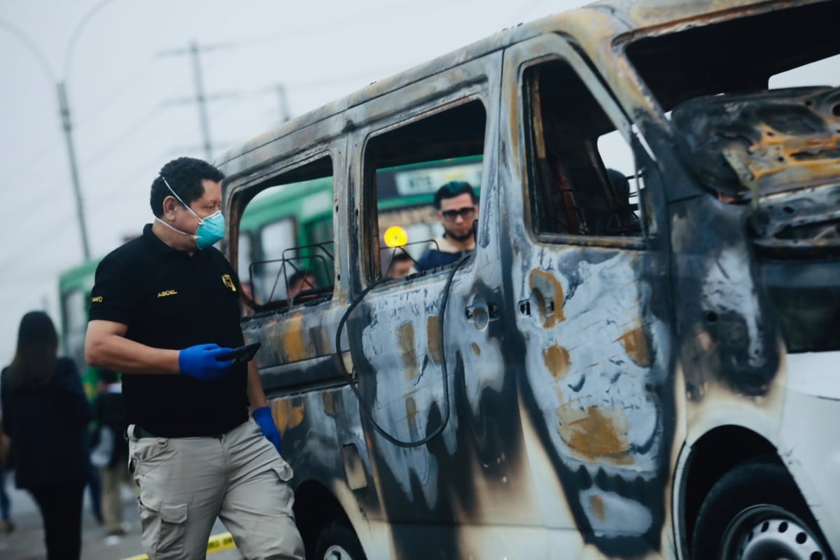 Colectivero es asesinado por extorsionadores en Los Olivos. un conductor de una minivan falleció luego de que su vehículo fuera incendiado