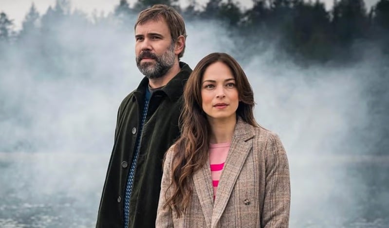 Rossif Sutherland y Kristin Kreuk protagonizan Murder in a Small Town, drama criminal basado en las novelas de L.R. Wright. La primera temporada cuenta con ocho episodios.