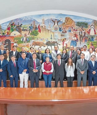 Nuevos gerentes y funcionarios de la alcaldesa de Arequipa, Ruccy Oscco. Foto: Municipalidad Provincial de Arequipa.