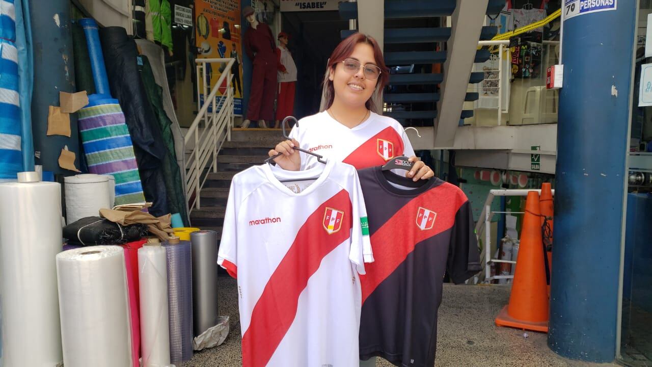 Comerciantes ofertan camisetas de la selección en Arequipa. (Foto: GEC)