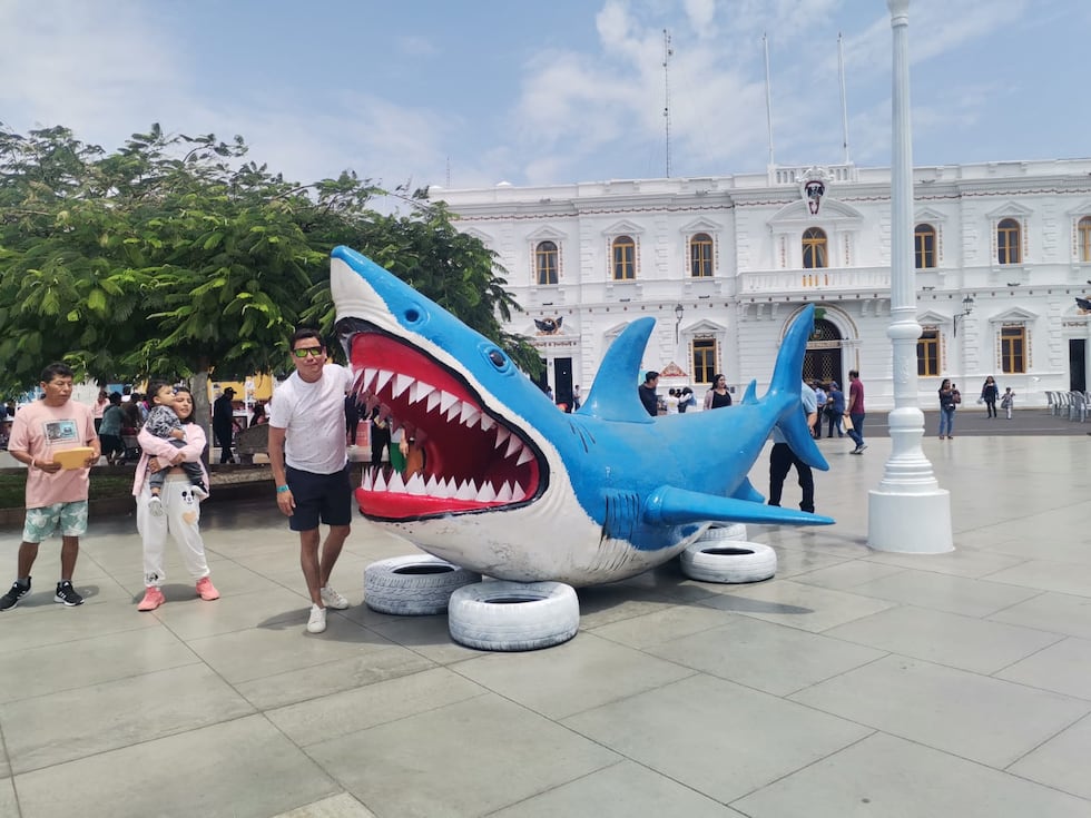El tiburón fue instalado contra todo pronóstico en la Plaza de Armas de Trujillo.