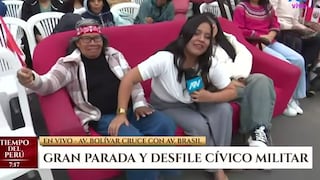 Mujer sorprende al llevar su propio mueble para ver la Gran Parada y Desfile Cívico Militar