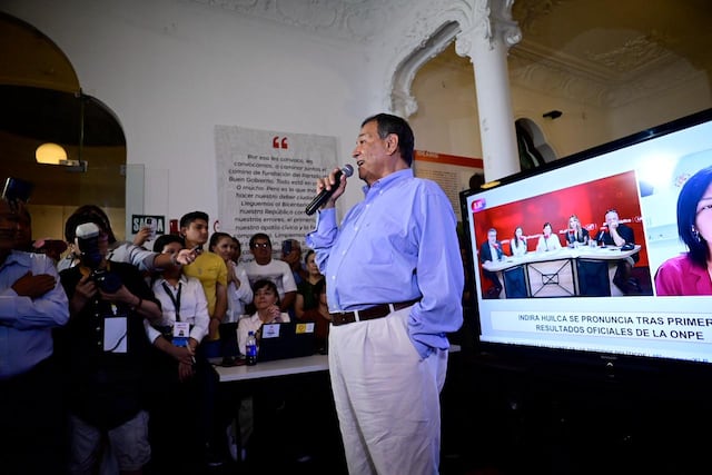 El candidato por partido "Buen Gobierno", Jorge nieto, recibió el flash electoral en su local en el centro de Lima. (Fotos: Paloma del Solar /@photo.gec)