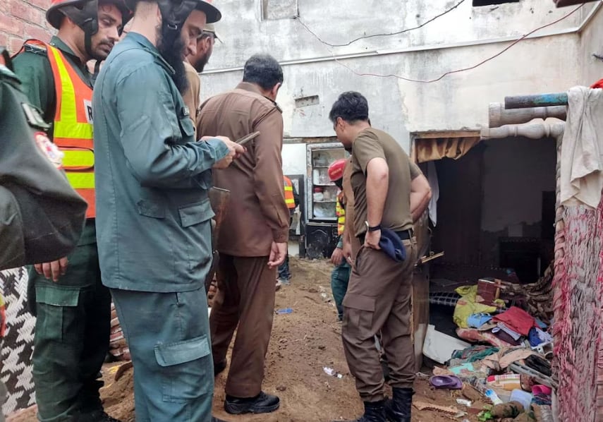 El techo de un edificio donde funcionaba un centro privado de clases particulares colapsó en la ciudad de Lahore. Las autoridades detuvieron al propietario del inmueble y al contratista de la obra. (Imagen: Infobae)