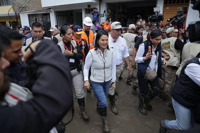 Keiko Fujimori inspecciona zonas afectadas por lluvias en Villa María del Triunfo