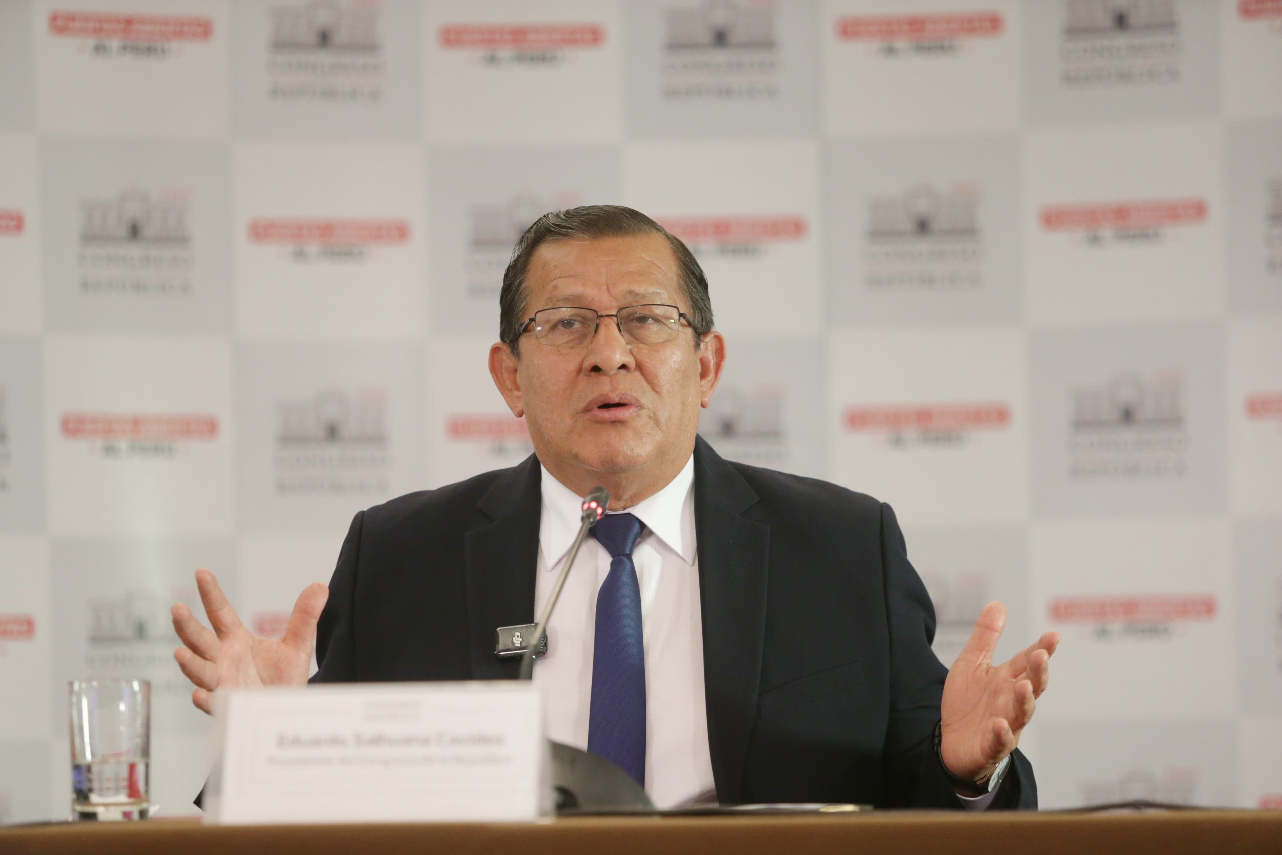 En conferencia de prensa, Salhuana detalló la reorganización de la Dirección General de Administración, incluyendo una evaluación exhaustiva de los jefes de Logística, Recursos Humanos, Finanzas, Tecnologías de la Información y Servicios Generales