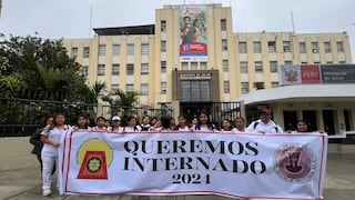 Ica: estudiantes de obstetricia de la Unica viajan a Lima reclamando derecho al internado 2024