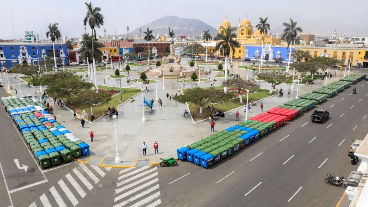 Trujillo ahora tiene más de 1,300 de estos depósitos para mejorar el ornato y el recojo de la basura domiciliaria.