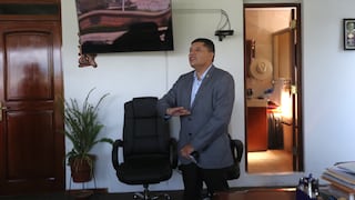 Alcalde provincial de Arequipa niega que fotos de mujeres desnudas en su despacho sean de su gestión
