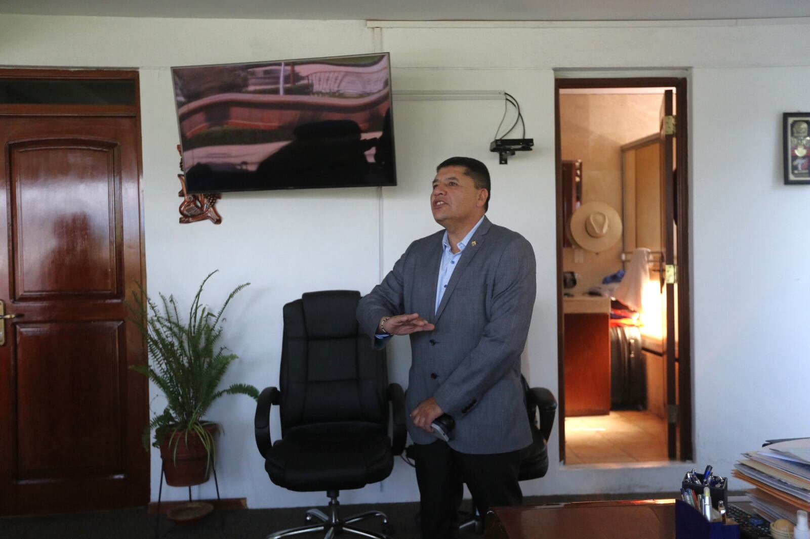 Tajante. Burgomaestre provincial negó que mujeres haya ingresado a su despacho. (FOTO GEC)