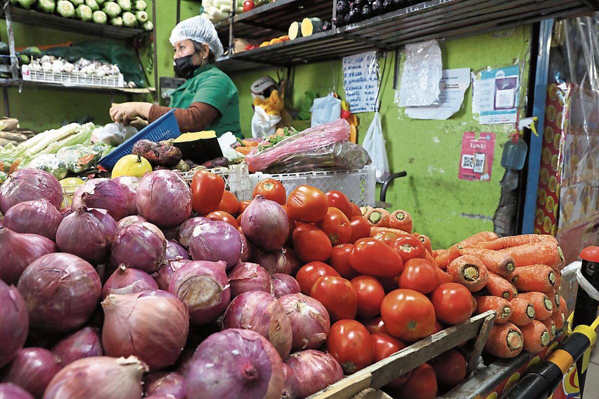 Lima 30 de mayo 2022
- MERCADO MEGA REKORD - BREÑA
Precios de productos de la canasta básica familiar comienzan a tener un alza en los precios. En diferentes mercados de Lima se reporta un fuerte incremento en el tómate, huevos, pollo.
Fotos: Julio Reaño/@Photo.gec