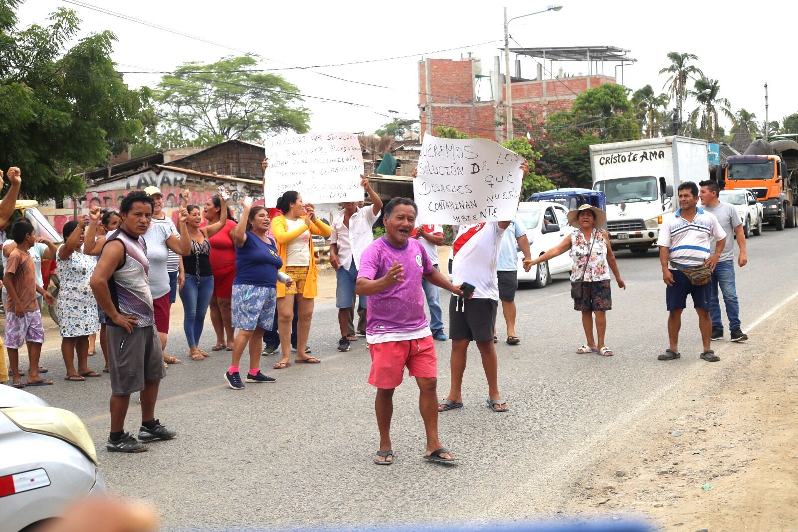 Los afectados aseguran que llevan nueve meses conviviendo con aguas putrefactas que discurren en las calles.