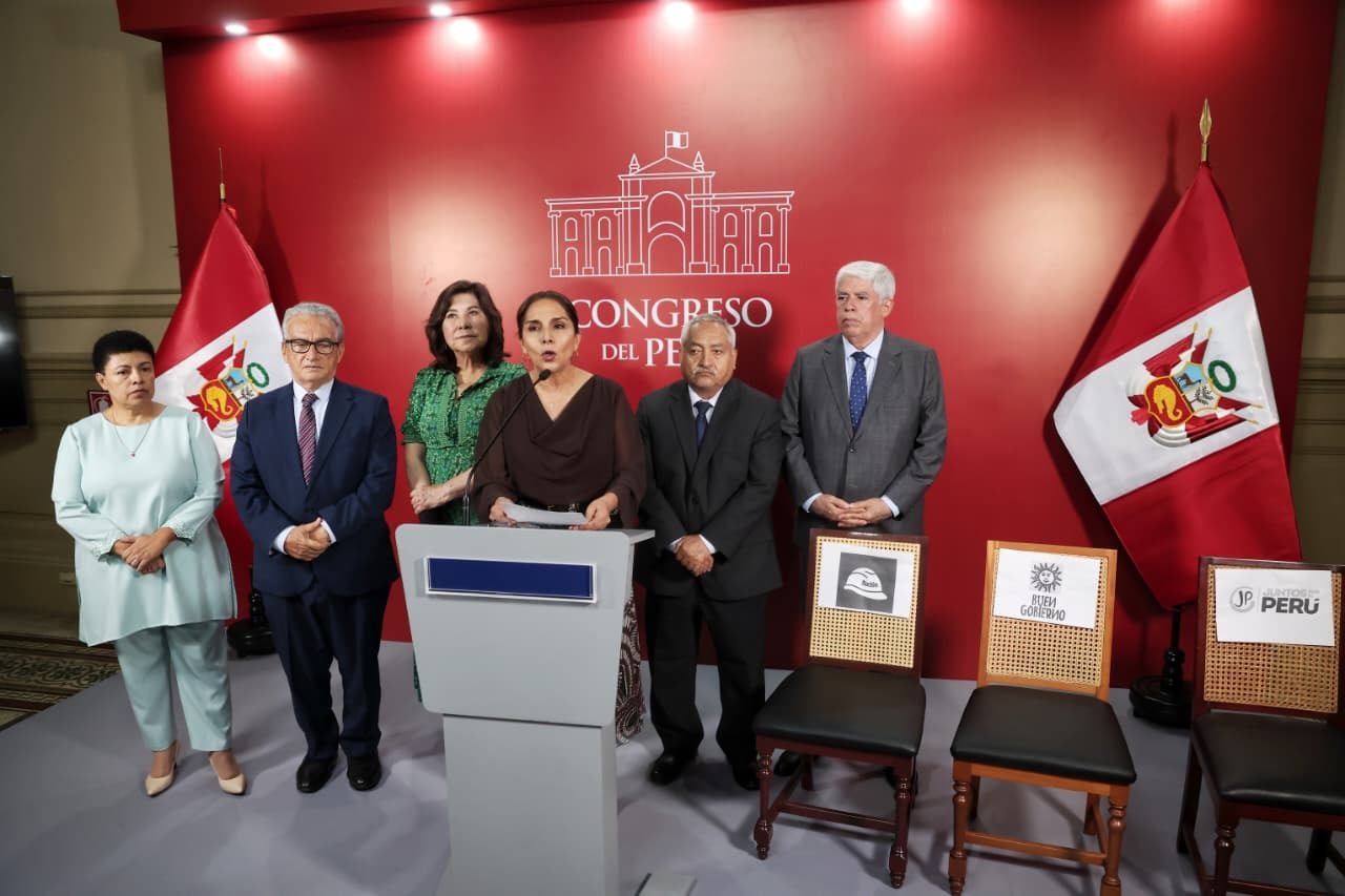 Patricia Juárez de Fuerza Popular, acompañada de los integrantes de su partido, dijo que las sillas vacías representan a aquellos políticos que le dan la espalda al reclamo de los ciudadanos. Foto: GEC.