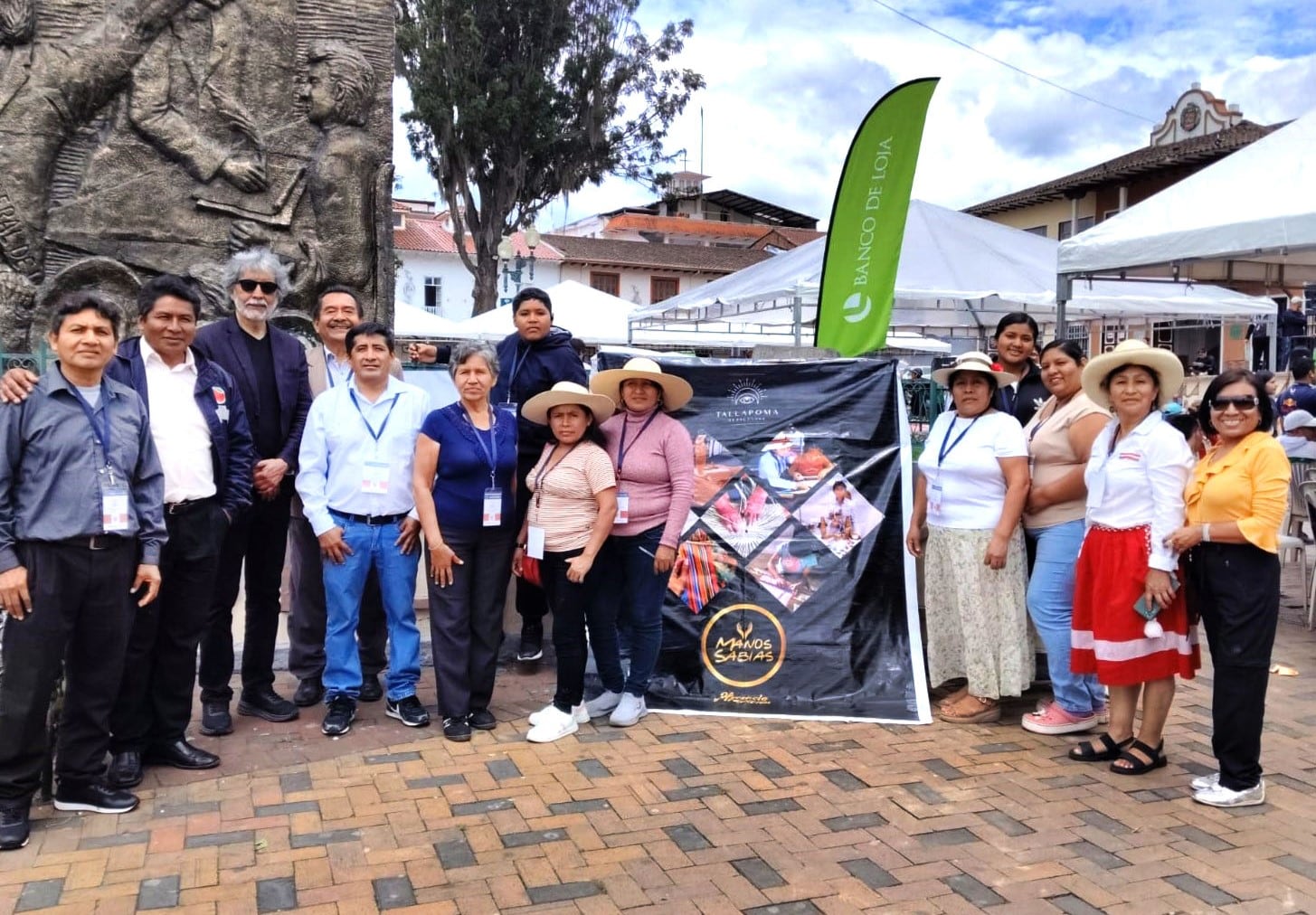 Artesanos piuranos presentes en la plaza San Sebastián de Loja.