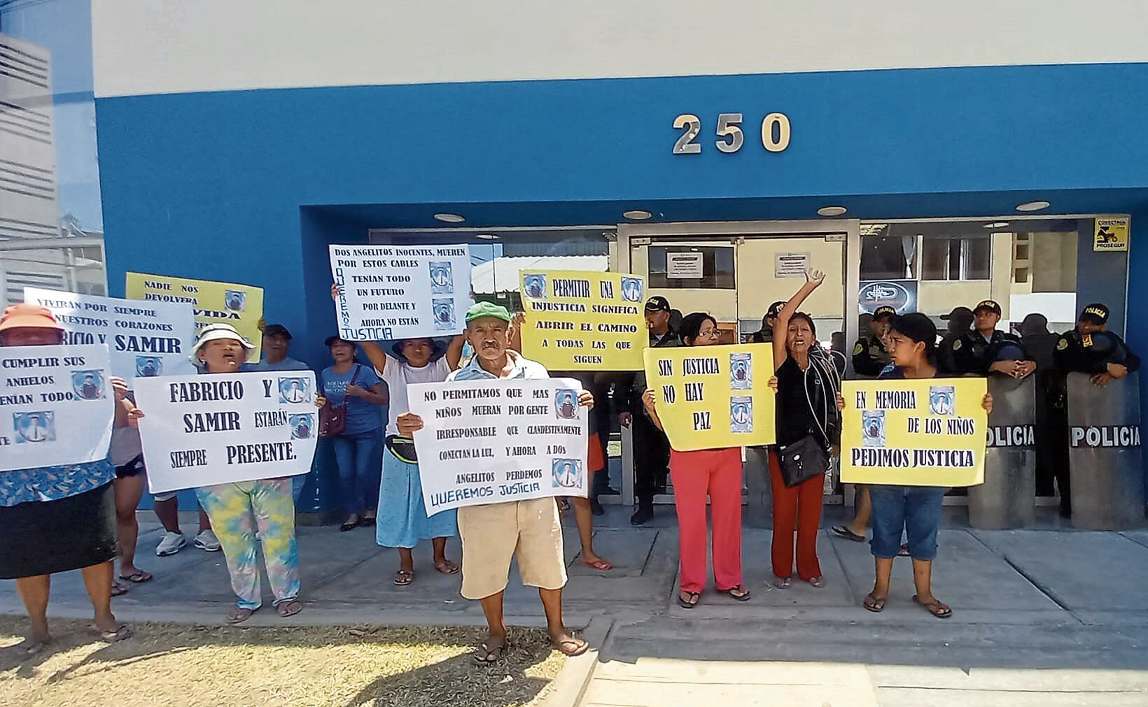 Deudos demandan explicaciones a funcionarios de Electronorte.