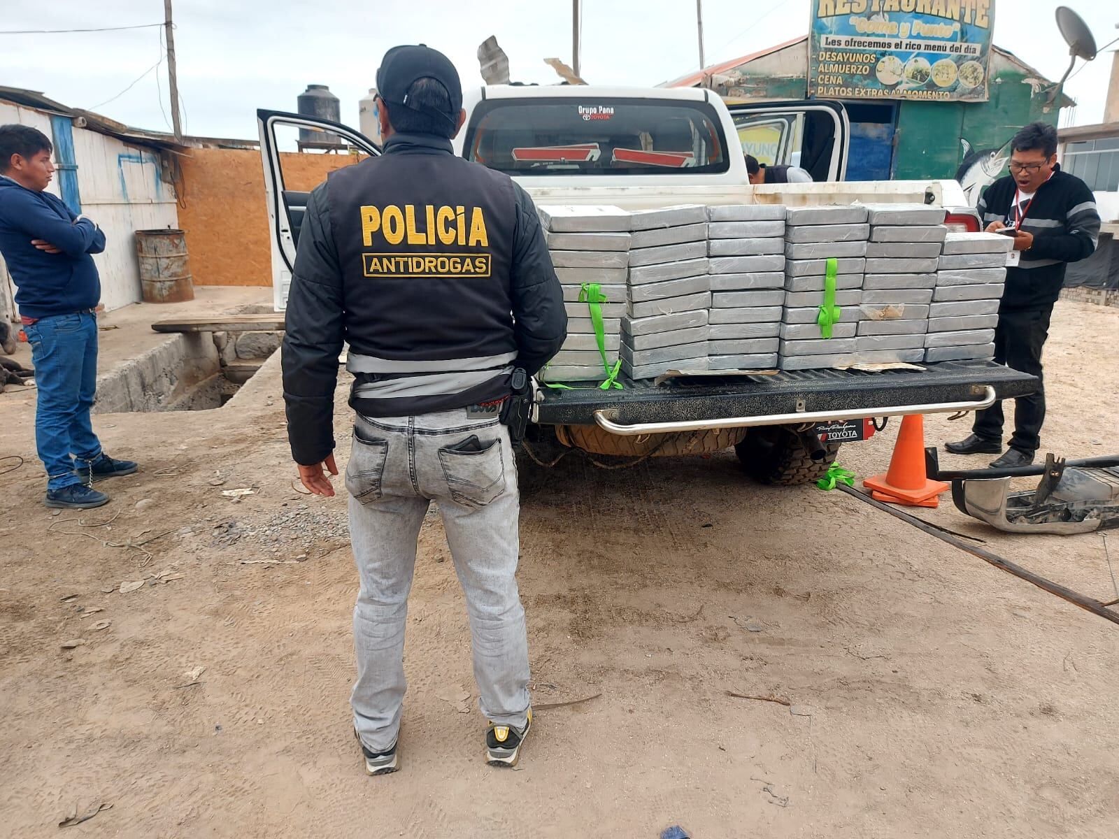 El dueño de la camioneta estará detenido 15 días para que se realicen las investigaciones. Se le incautó un celular y 300 soles. (Foto: Difusión)