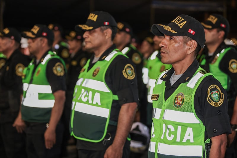 La medida dispone control del orden interno por parte de la Policía con apoyo militar y permite la restricción temporal de algunos derechos constitucionales.