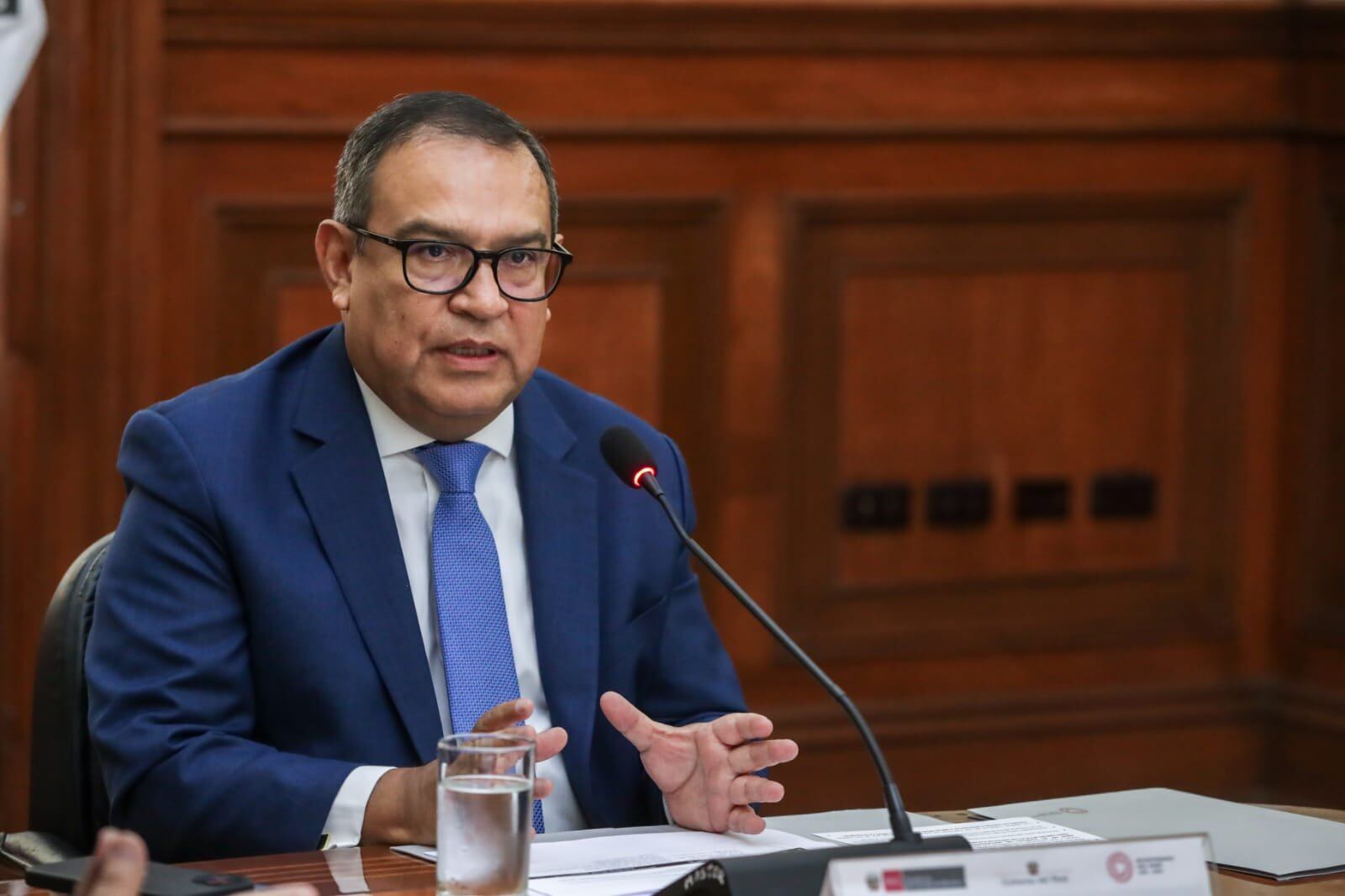 Premier Alberto Otárola fustiga a Contraloría por tener 1 300 millones de soles en su cuenta bancaria.