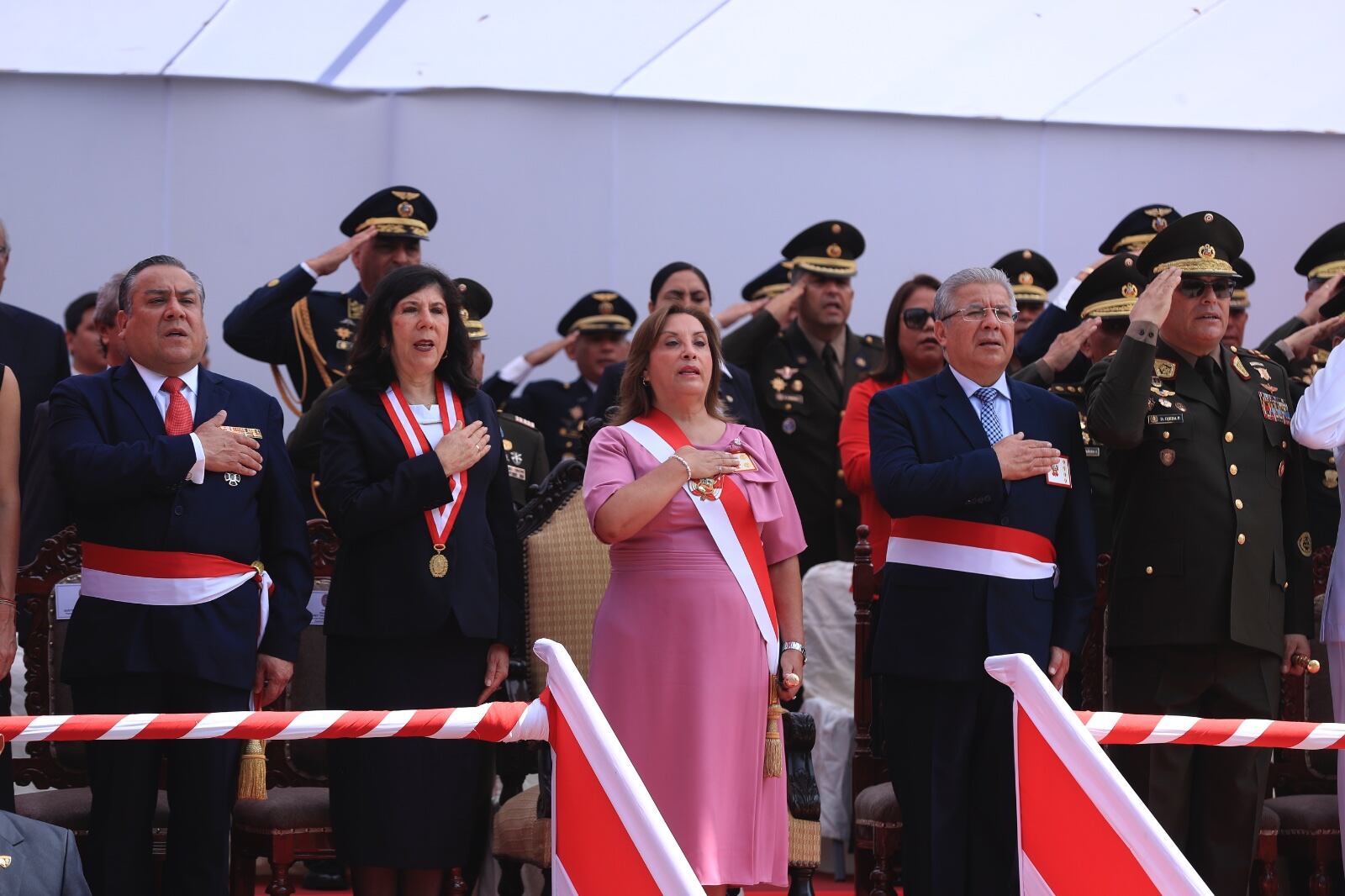 Dina Boluarte destacó la lucha contra la delincuencia, el crimen organizado y otros enemigos de la sociedad.