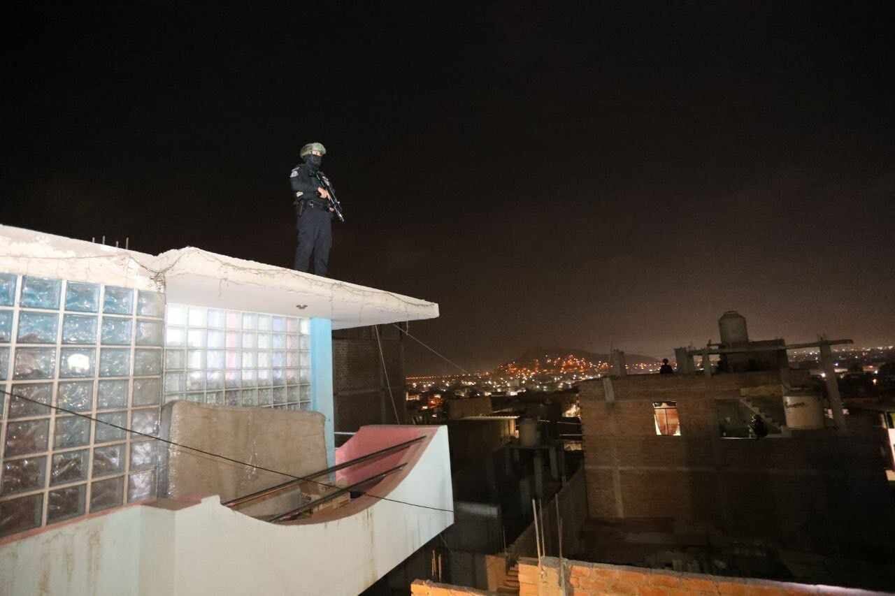 Durante el megaoperativo se incursionó en tres viviendas y se hallaron stickers y cartuchos de dinamita. Los agentes del orden buscan a “Jhonsson Pulpo”, investigado por estar detrás del fallido secuestro al empresario minero.