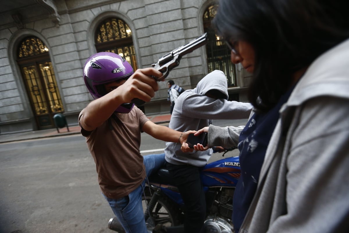 Huancayo: Sujeto en moto amenazan con arma a mujer y se llevan S/50 mil que sacó del banco