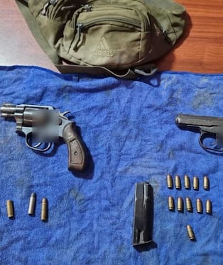 Incautan armas de fuego y municiones tras persecución en Urasqui. Sospechosos huyeron. Foto: PNP.