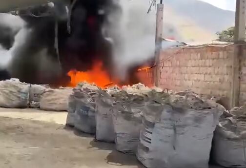 Incendio se propaga en almacén de Camaná por la falta de agua