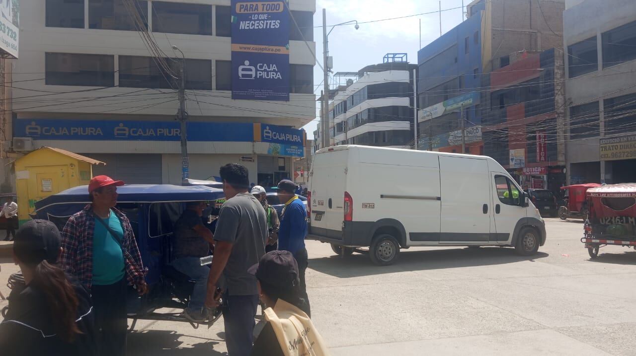 Conflicto asiduo en cruce de calle Bolívar y avenida Dorado.
