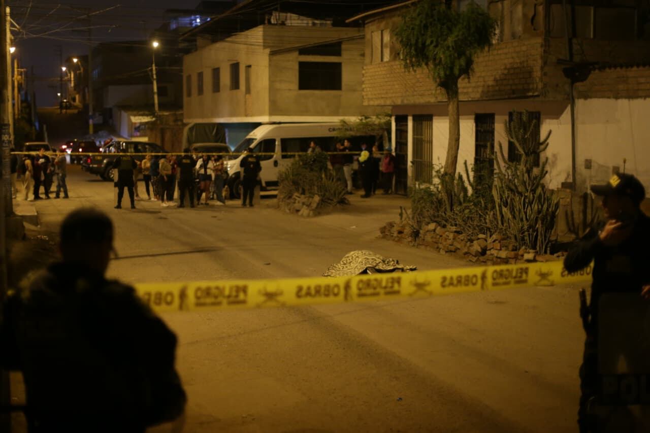 La madrugada de este miércoles, un joven de 20 años fue ultimado a balazos en Villa El Salvador. La PNP capturó a dos presuntos implicados tras hallar un auto rojo vinculado al crimen. (Fotos: César Bueno / GEC)