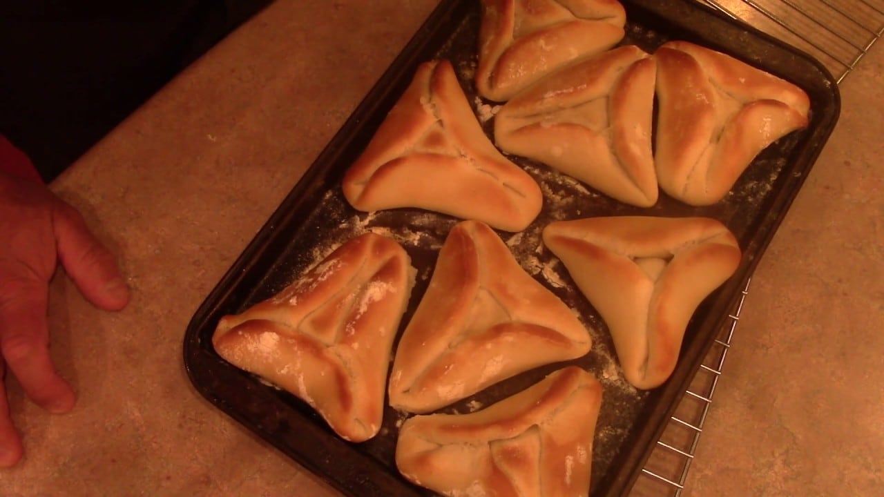 El pan de tres puntas es un alimento consumido en gran medida como complemento de diversos platos, tales como el adobo arequipeño. (Foto: Youtube/Canal:Cocinando con Dario)