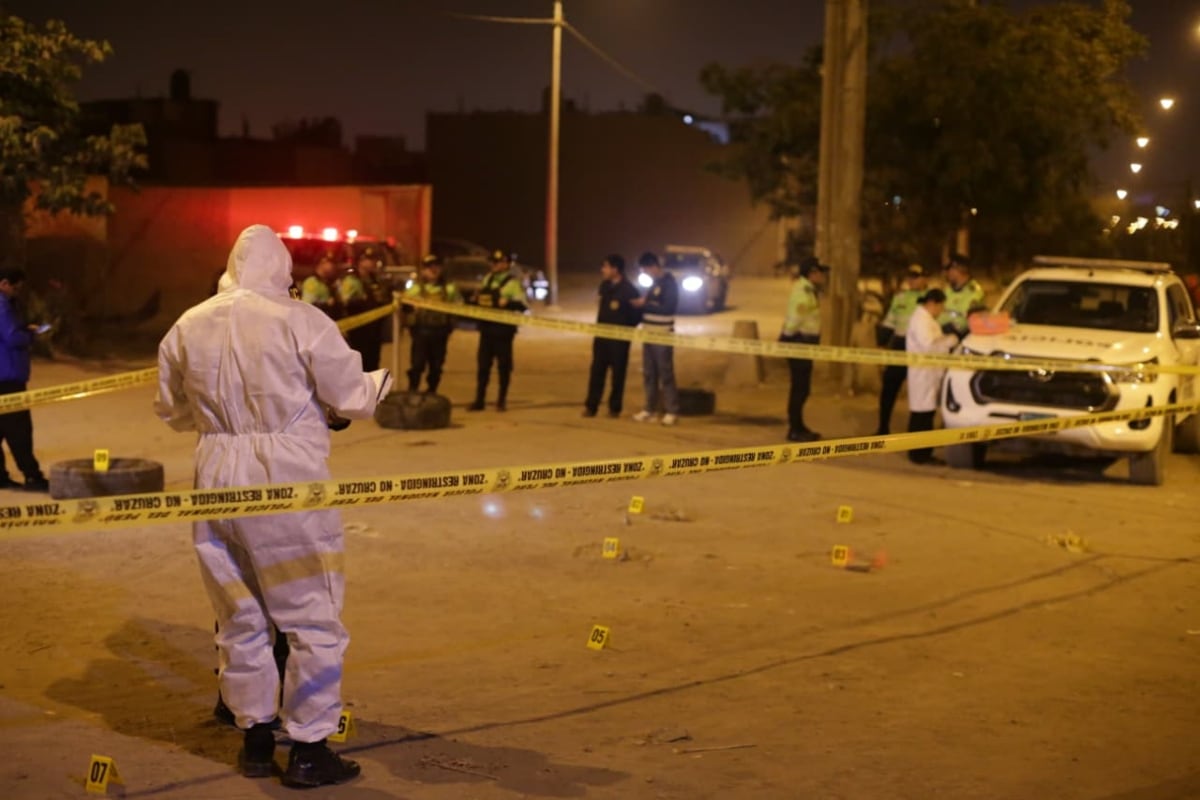 El ataque, considerado un nuevo caso de extorsión en pleno estado de emergencia, dejó dos heridos trasladados al Hospital Lanfranco La Hoz. La Policía investiga el video y la carta dejada en la unidad. (Foto: GEC)