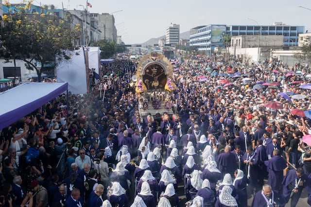 Señor de los Milagros recorre calles del Centro de Lima y Breña en su cuarta salida procesional