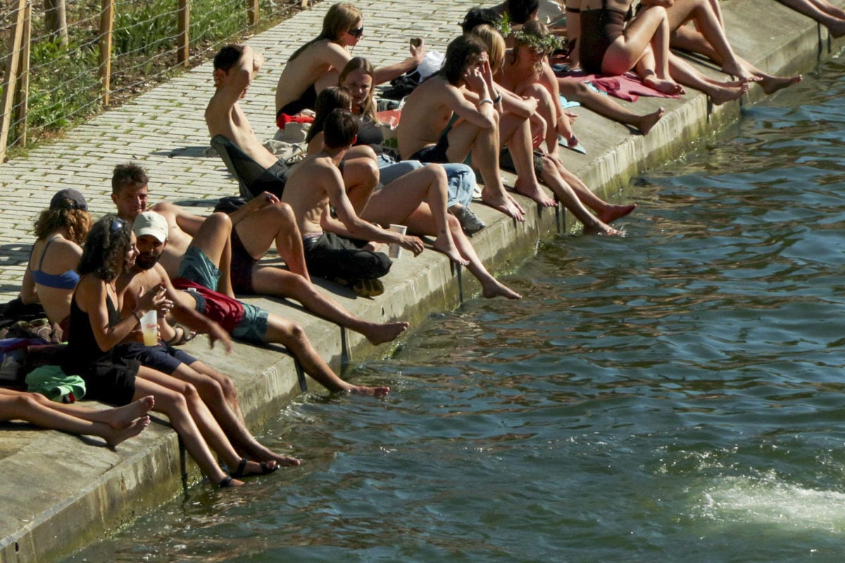 La intensa ola de calor que afecta a Francia elevó las temperaturas hasta niveles récord y dejó 40 fallecidos por ahogamiento. El Gobierno advirtió que el fenómeno podría prolongarse durante buena parte de julio. (Foto: EFE/ Edgar Sapiña)
