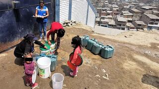 Mujeres sin acceso a la red pública destinan dos horas diarias para recoger y cargar agua 