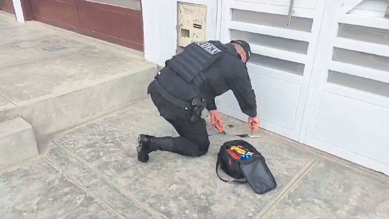 Organizaciones criminales atacaron casas, negocios, un colegio y mercado entre el 14 de febrero y el 13 de marzo. La cifra es aún más preocupante en lo que va del año, pues hubo 752 denuncias por cobro de cupos en La Libertad; es decir, más de 10 amenazas por día. Policía pide confianza y asegura que delitos están “bajando”.