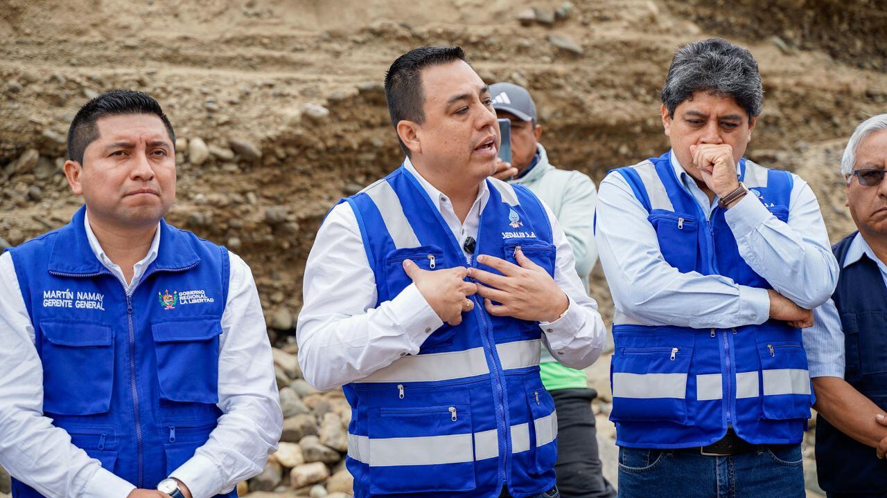 Funcionarios de Sedalib y del Gobierno Regional de La Libertad recorren sector para constatar labores que impidan perjuicio ambiental.