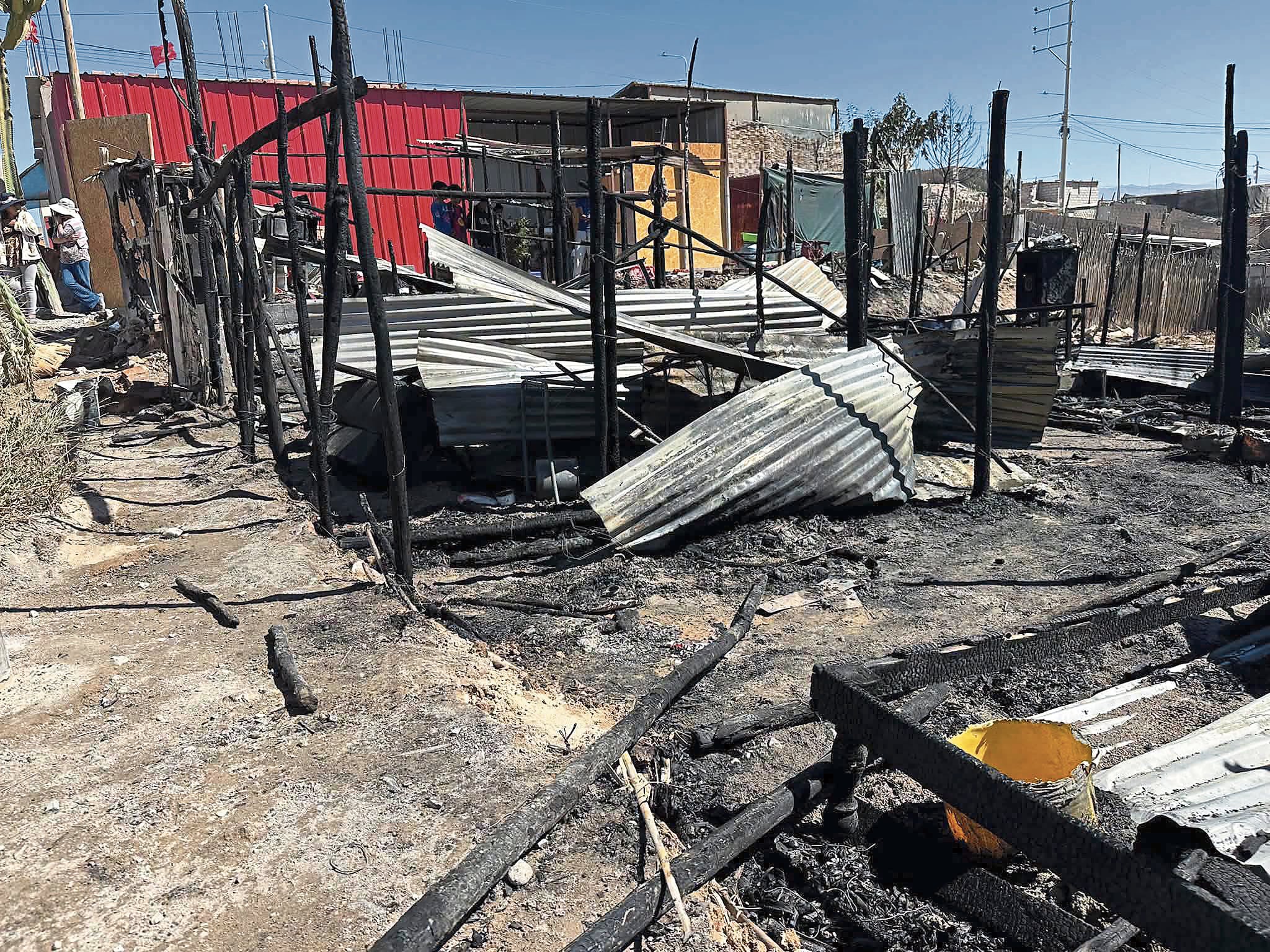 Incendio en el distrito de La Joya afectaron tres viviendas. Foto: GEC.