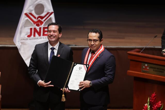 Keiko Fujimori recibió sus credenciales del JNE